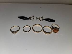 lot 63 image: Stamped Gold Jewelry Bundle