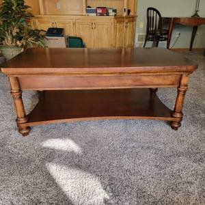 lot 44 image: Contemporary Coffee Cocktail Table