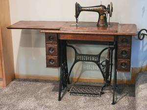 lot 4 image: Antique Singer Pedal Sewing Machine G1195342