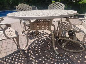 lot 15 image: Classic Patio Seating Set with Umbrella