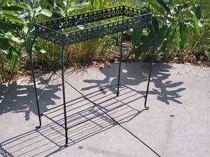 lot 198 image: Black Metal Flower Box Holder