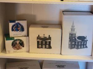 lot 77D image: Department 56 Christmas Village Collection D - (4)