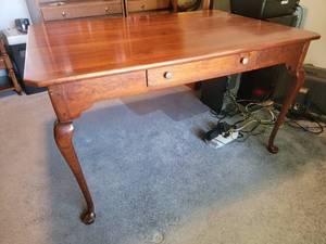 lot 111 image: Elegant Carved Mahogany Finish Office Desk