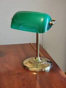 lot 113 image: Vintage Styled Green Bankers Lamp