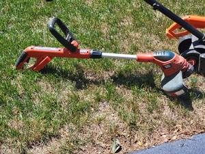 lot 222 image: Black & Decker Electric Lawn Care Kit (3)