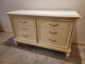 lot 138 image: Vintage French Provincial 6 Drawer Vanity Dresser