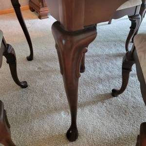 lot 5 image: Elegant Mahogany Dining Table and 6 Chairs