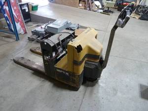 lot 6 image: Caterpillar Electric Pallet Jack