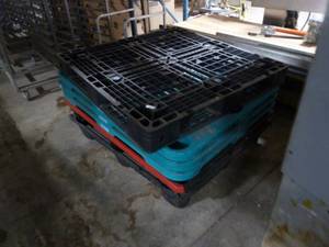 lot 22 image: Plastic Pallets x 6