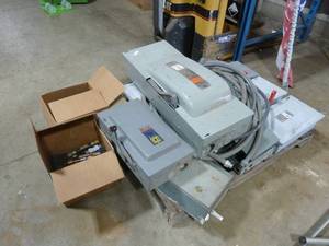 lot 28 image: Square D Electrical Boxes x 9