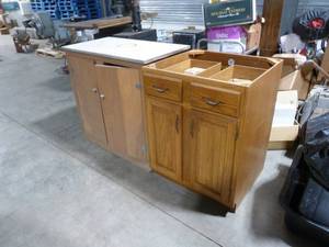 lot 40 image: Wall Cabinet & Oak Base Cabinet