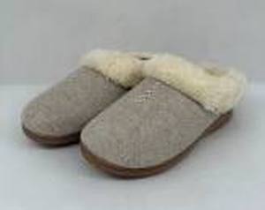 lot 14 image: Dearfoams Ladies Breathable Memory Foam Clog Slippers Oatmeal Heather SM (5-6)
