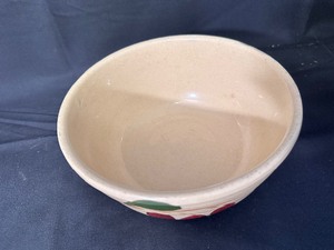 lot 31 image: Vintage Watt Pottery Starflower Bowl