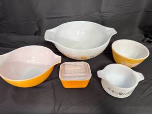 lot 37 image: Vintage Pyrex Mixing Bowls, Refrigerator Dish and Dynaware Oven Dish
