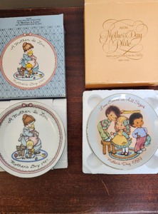 lot 36 image: 1987 Precious Moments Mothers Day A Mother is Love Plate and a 1984 Avon Precious Moments Mothers Day Love Comes in All Sizes Plate