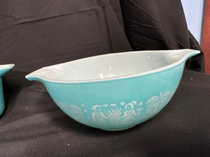 lot 4 image: Turquoise and White Pyrex Butterprint Set