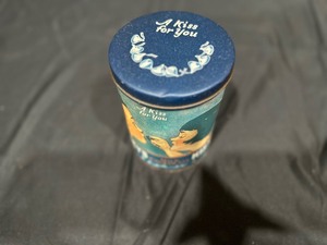 lot 92 image: Vintage 1980s Hershey Kisses Tin