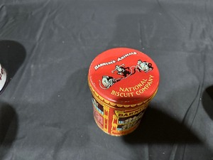 lot 93 image: Vintage Barnums Animals Nabisco Biscuit Company Animal Cracker Tin