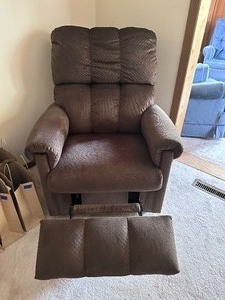lot 116 image: Set of 2 La-Z-Boy Rocking Recliners