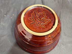 lot 149 image: Vintage Mommouth Pottery USA Maple Leaf Ovenproof Large Mixing Bowl
