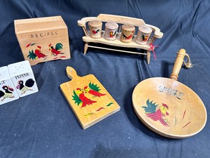 lot 214 image: Handpainted Rooster Recipe Box, Spice Bench, Snack Bowl with Handle, Trivet