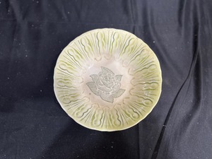 lot 176 image: Vintage Scio OH Pottery Ceramic Hairpin Pattern Serving Bowl or Nappy Green