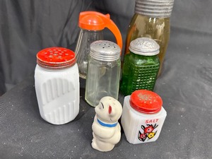 lot 237 image: Lot of 7 Miscellaneous Vintage Shakers