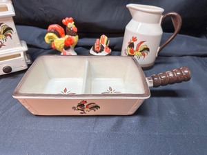 lot 234 image: Vintage Metlox Poppytrail Red Rooster Stoneware Set (White)