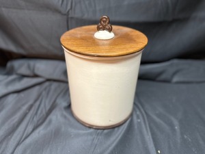 lot 250 image: Vintage Metlox Poppytrail Red Rooster White Stoneware Cookie Jar