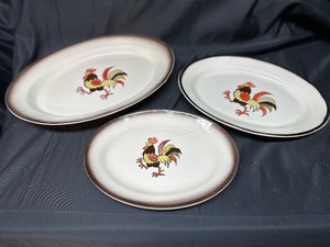 lot 255 image: Lot of 3 Vintage Metlox Poppytrail Red Rooster White Stoneware Platters