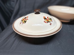 lot 256 image: Vintage Metlox Poppytrail Red Rooster White Stoneware Covered Vegetable Bowl and Salad Bowl