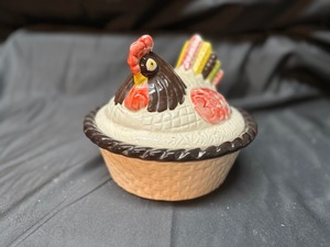 lot 257 image: Vintage Metlox Poppytrail Red Rooster White Stoneware Rooster CrockCasserole
