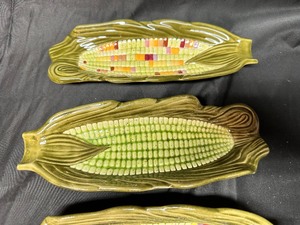 lot 259 image: Set of 4 Vintage Corn Cob Ceramic Butter Dishes