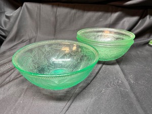 lot 271 image: Set of 3 Jeannette Glass Cherry Blossom Uranium Glow Glass Bowls