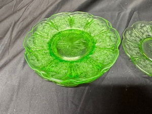 lot 273 image: Set of 6 Jeannette Glass Cherry Blossom Uranium Glow Glass Plates