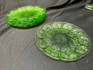lot 276 image: Set of 6 Jeannette Glass Cherry Blossom Uranium Glow Glass Plates