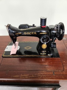 lot 70 image: Singer Sewing Machine in Table with Bench