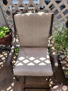 lot 78 image: Lot of 6 Metal Patio Chairs with Cushions