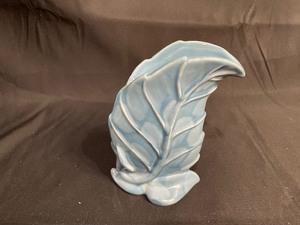 lot 129 image: Royal Haeger Art Pottery Leaf Vase R-444 Cloudy Blue