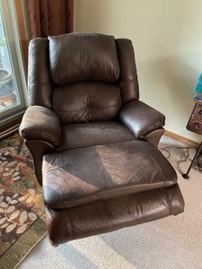 lot 192 image: Power Recliner with Swivel in Good Shape Made By Franklin Corporation