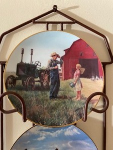 lot 181 image: Danbury Mint Farm Four Piece Plate Hanger with Numbered Plates