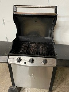lot 199 image: Char-Broil Terrace Series 3 Burner Gas Grill With Cover