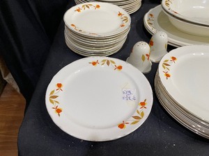 lot 174 image: Large Lot of Vintage Hall China Jewel Tea Autum Leaf Set