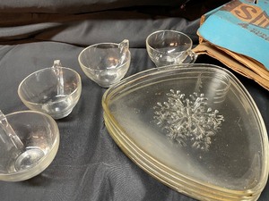 lot 221 image: 8 Piece Indiana Glass Snowflake SmartSet