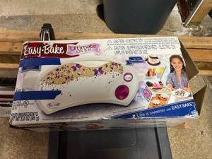 lot 21 image: Easy-Bake Ultimate Oven