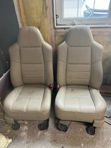 lot 41 image: Ford Super Duty 25003500 Power Leather Seat Set