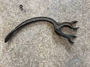 lot 75 image: Vintage Ken Tool Co Tire Tool T53