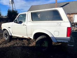 lot 114 image: Ford Bronco XLT