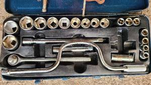 lot 83 image: 12 drive Socket set with ratchet,
