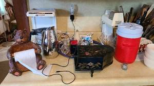 lot 32 image: All the small appliances